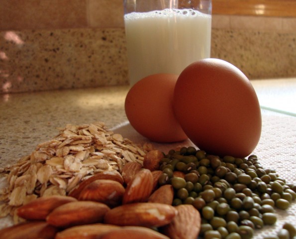 Boas fontes de proteína: ovos, leite, carnes, ricota e combinações de cereal + leguminosa.